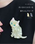 青い目のミルキーな猫ちゃんブローチ